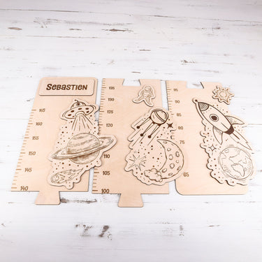 Gyermek mérőszalag a falon – űr