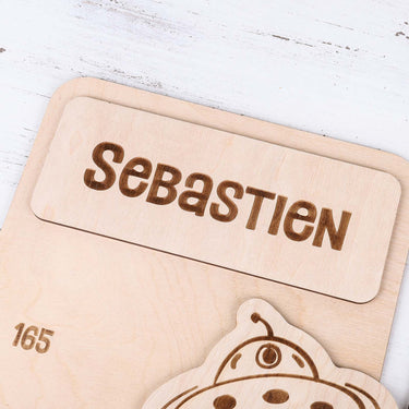 Gyermek mérőszalag a falon – űr