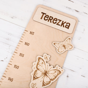 Gyermek mérőszalag a falon – tündér