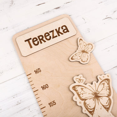 Gyermek mérőszalag a falon – tündér