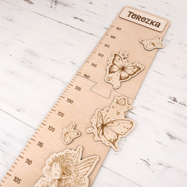 Gyermek mérőszalag a falon – tündér