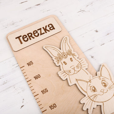 Gyermek mérőszalag a falon – farm