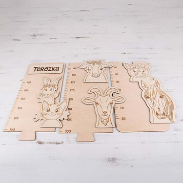 Gyermek mérőszalag a falon – farm