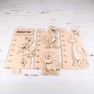 Gyermek mérőszalag a falon - dinoszaurusz