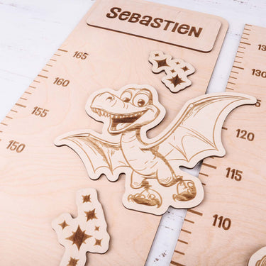 Gyermek mérőszalag a falon - dinoszaurusz