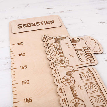 Gyermek mérőszalag a falon – vonat