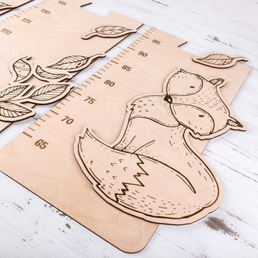 Gyermek mérőszalag a falon – róka