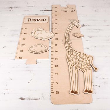 Gyermek mérőszalag a falon – zsiráf