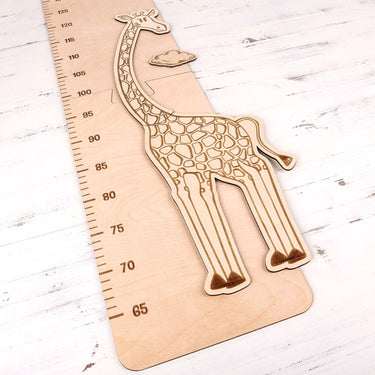 Gyermek mérőszalag a falon – zsiráf