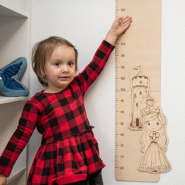 Gyermek mérőszalag a falon – hercegnő