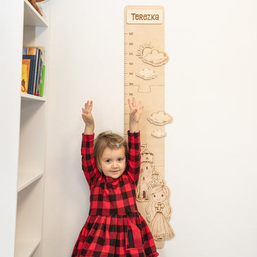 Gyermek mérőszalag a falon – hercegnő